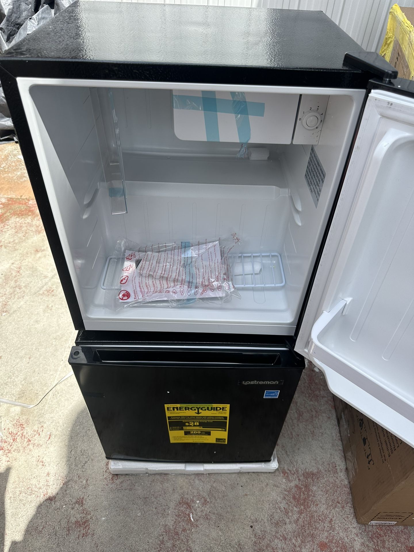 NEW Upstreman 1.6 Cu.ft Mini Fridge with Freezer, Black-FR16
