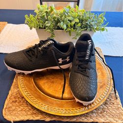 Under armour Baseball cleats size 6Y or 7 1/2.. worn twice for practice..