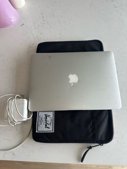 🍎 13" MacBook Air (256GB) + Herschel Case – RARE Low Battery (153 Cycles)