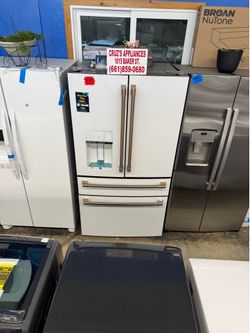 Cafe 27.8 cu. ft. Smart 4- Door French Door Refrigerator with Convertible Middle Drawer in Matte White, Autofill Dispenser