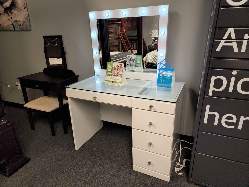 Morgan White Makeup Vanity Set with Lighted Mirror
Crown Mark$10 Down Payment And Financing Available