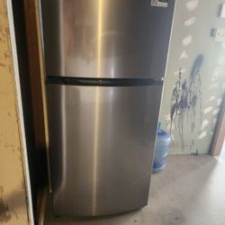 Frigidaire 20 cu ft Top-Freezer Refrigerator – EasyCare Stainless Steel, Used
