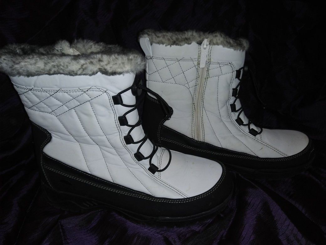 Totes Women's Size 10 White Black Eve Snow Boots Faux Fur Trim

Excellent Condition!!

**Bundle and save with combined shipping**

