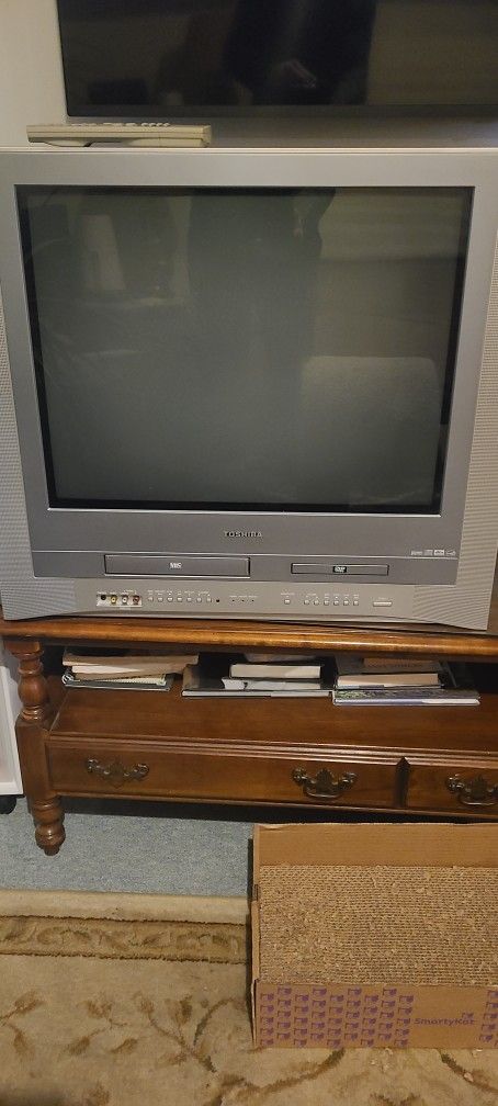 24" Toshiba Flat Screen TV VCR DVD COMBO