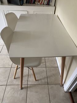 Table w/ 4 Chairs
