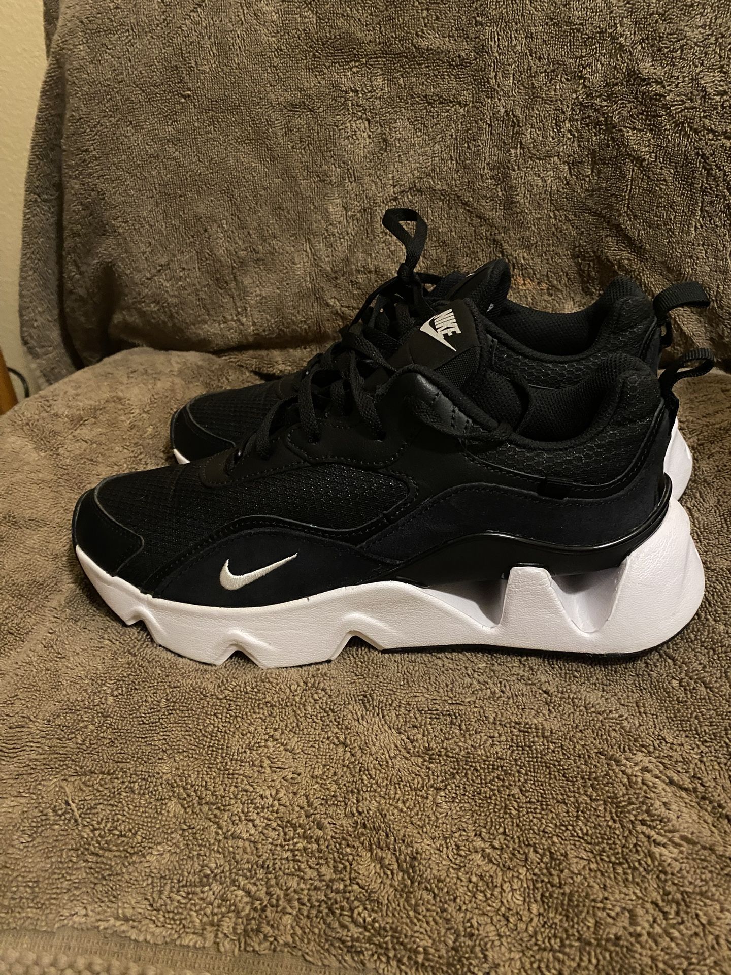 Nike Ryz 365 2 sneakers in black/white
