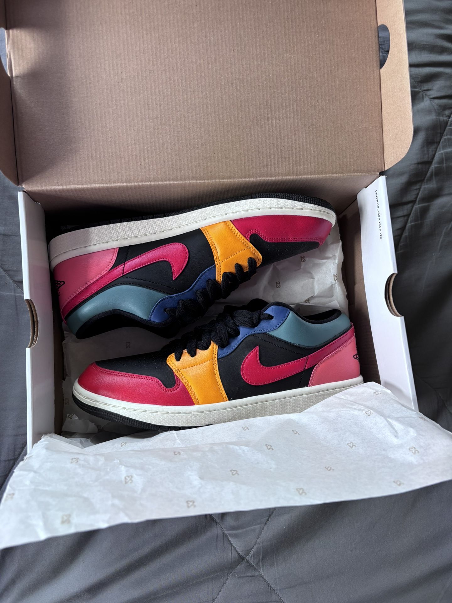 Air Jordan 1 Low Se/ Men’s Size 9/ Woman’s Size 11