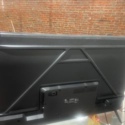 TCL Roku tv With Remote 52’inch