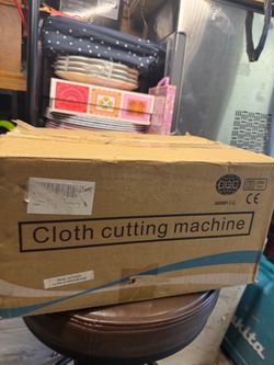 Cloth cutting machine