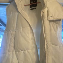 ZARA Women’s White Puffer Vest – Size S/M – Clean & Lightweight