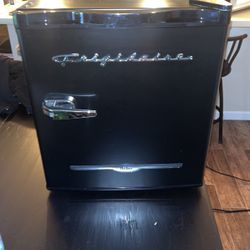 Frigidaire Retro Mini Fridge