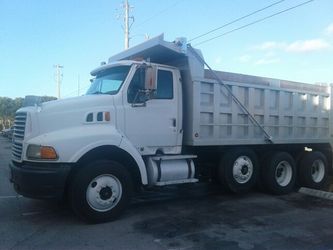 Tri axle dump truck