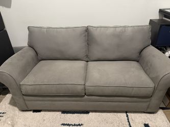 Pull Out Couch w Mattress Topper