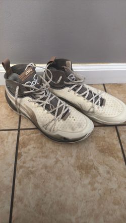 Basketball shoes