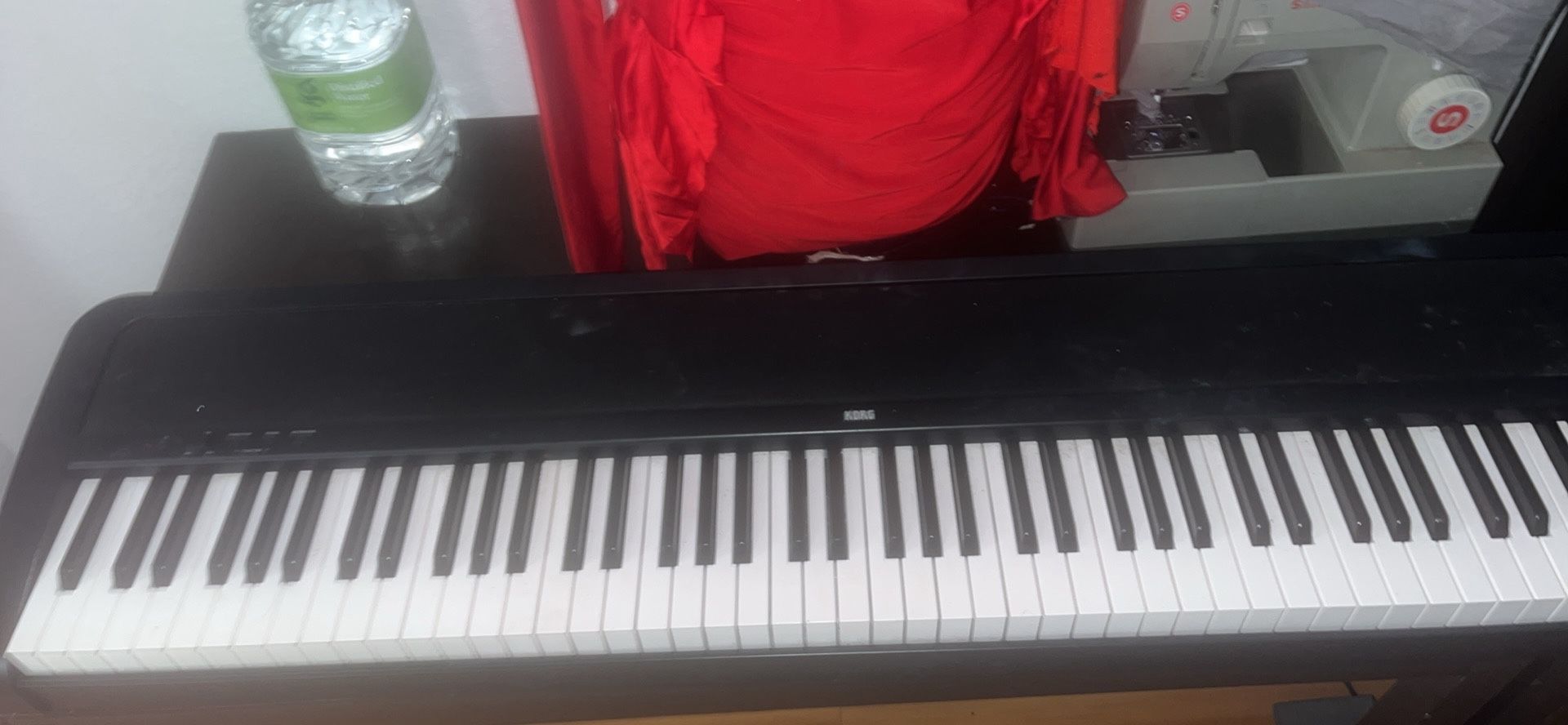 KORG B2 ELECTRIC KEYBOARD ALMOST BRAND NEW