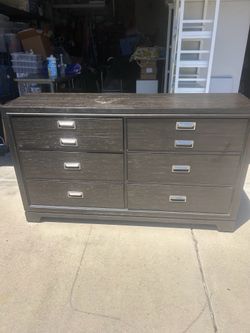 Dresser 6 drawer. Great condition