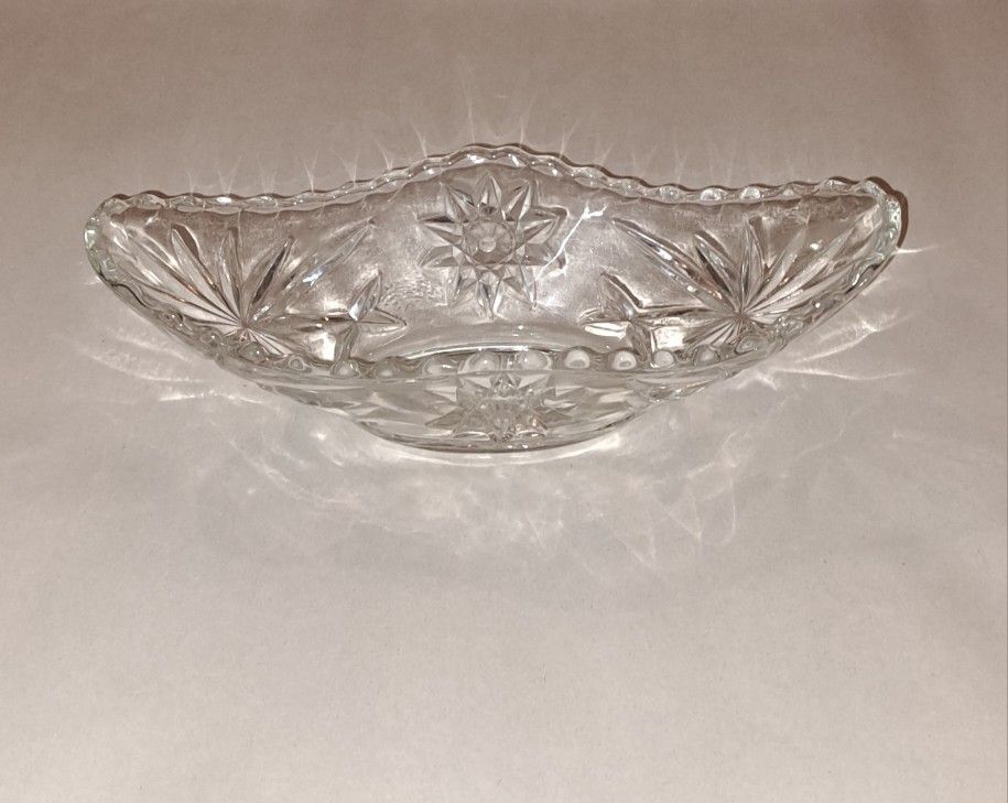 Beautiful Anchor Hocking Prescut pattern serving dish