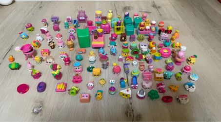 Huge mega Shopkins Lot 115+ Pieces - Figures, Furniture, Shopping Bags & Accessories Mixed Seasons