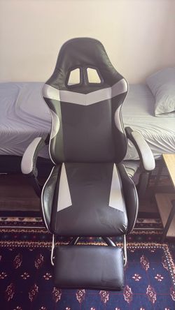 Gaming Chair with Footrest – Black/Gray