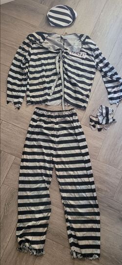 Jailbreak prisoner Halloween Costume.  Please see photos for discoloration * adds to the theme!