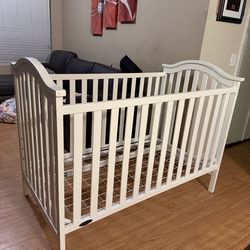 White graco crib