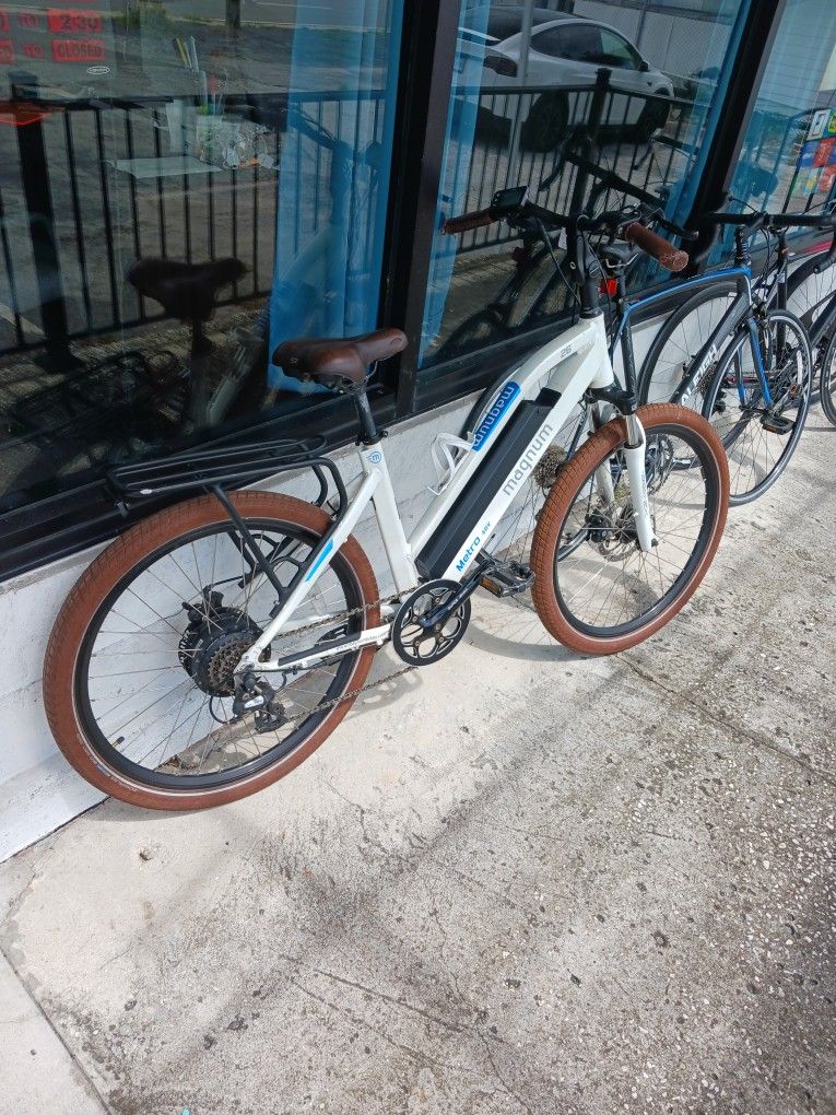 Magnum Metro 48v Ebike W/ Charger (Just Serviced)