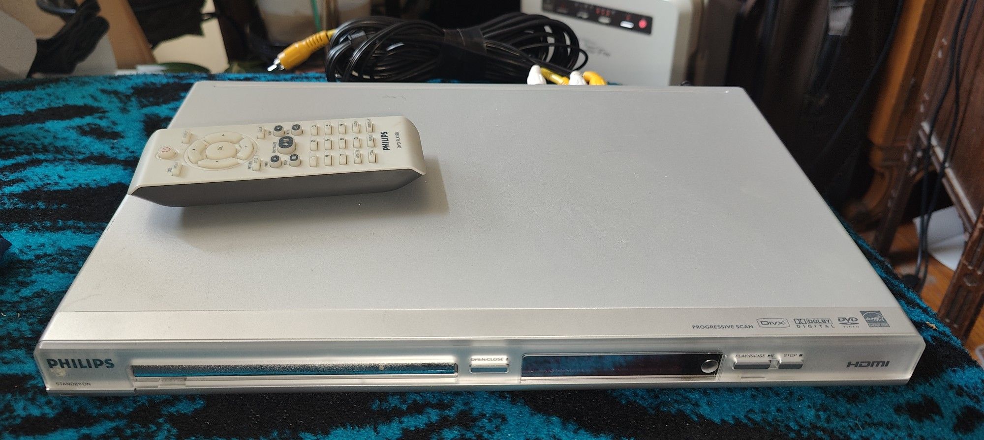 Philips DVD Player DVP 3960 Silver HDMI with remote and audio / video cables