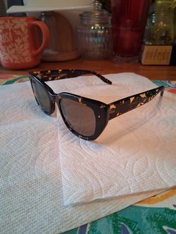 WOMEN'S SUNGLASSES IN GOOD CONDITION $35 PICK UP IN SUN VALLEY