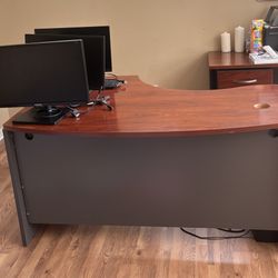 Used Desk & 3 Monitors – Bundle Available