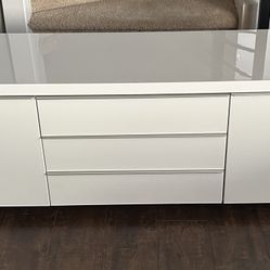 Entertainment Table 