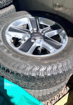 4 rines originales para Jeep Wrangler 2020 con todo y llantas