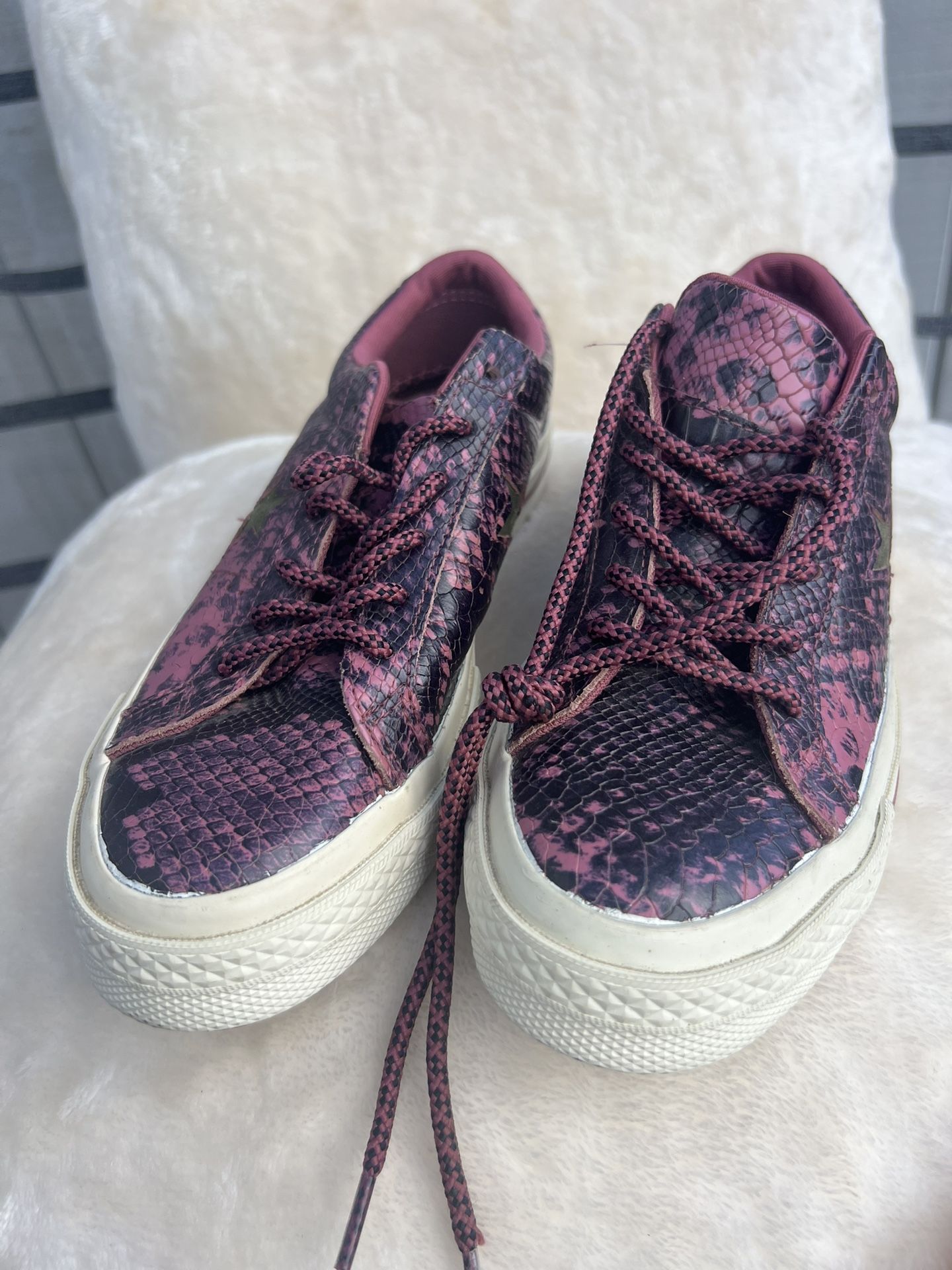 New Women’s Converse Slip-On Shoes – Size 6 