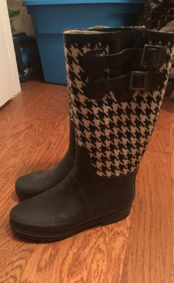 Rain boots size 7 (run small)