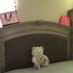 Palladian (5) piece Queen Bedroom set!