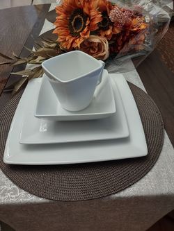 Dinnerware set of 8 place settings