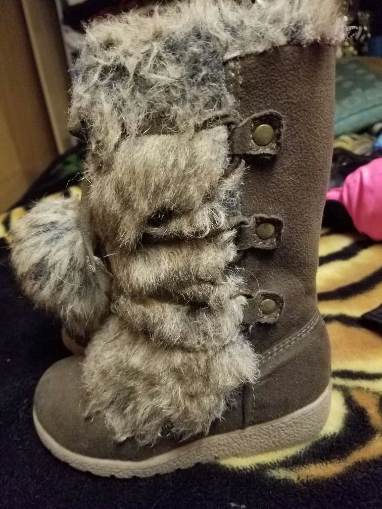 Brown snow boots size 9 in kids
