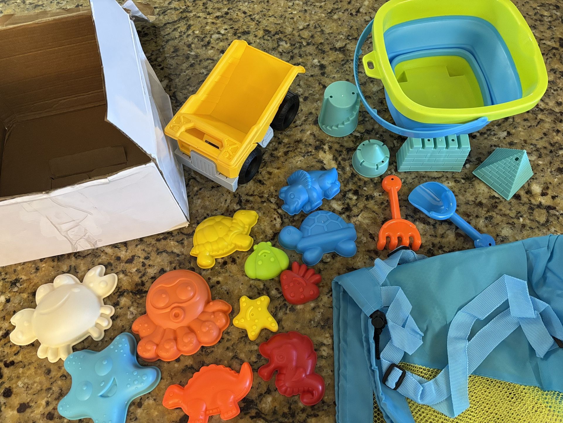 20 Piece Set Beach Sand Toys With Collapsible Bucket And Carrying Bag