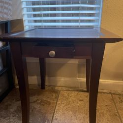 Nice quality wood end table w/drawer