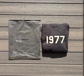 1977 essentials hoodie
