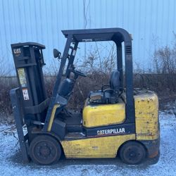 Cat 5000 Lb . Forklift LPG  - Model GC25K 