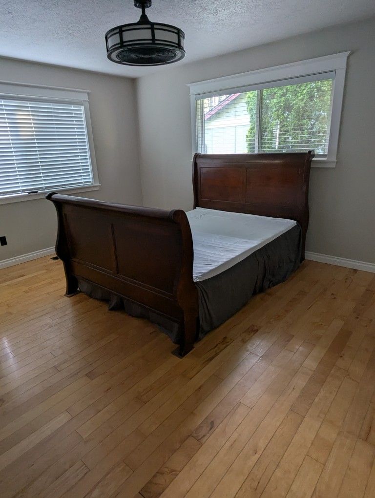 Wooden Queen Size Sleigh Bed