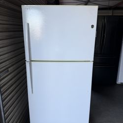 GE Refrigerator  Almost New Condition