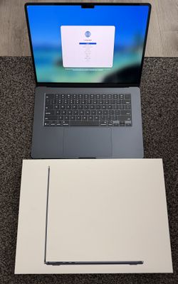 Apple MacBook Air 15” M4 in Midnight 