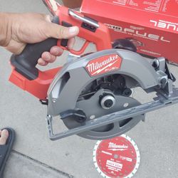 Milwaukee
M18 FUEL 18V Lithium-Ion Brushless Cordless 7-1/4 in. Circular Saw (Tool-Only)
