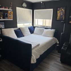 Day Bed With Queen Mattress 