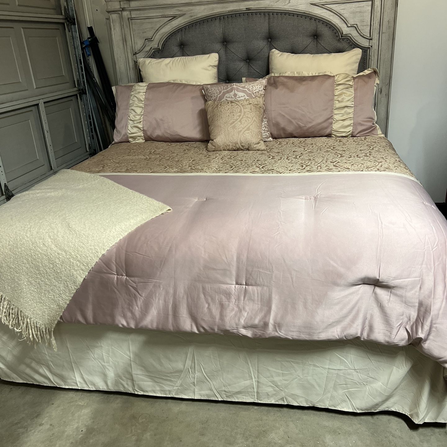 King size bed. Includes metal frame, two box springs, and a very plush and comfortable mattress. Hablo español y hago entrego