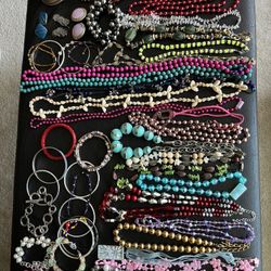 VINTAGE BEADED NECKLACE, EARRINGS AND BRACELET LOT 