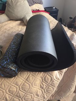 Work out gear including padded yoga matt, log roller, and bands