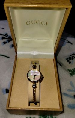 Vintage Gucci 2047L Shell Gold Watch