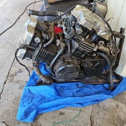 700 CC Honda engine ran when taken out of the bike Pop can fix on clutch cover, but holds oil